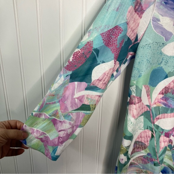 Soft Surroundings Top Small Floral Tropical Multicolor V-neck 3/4 Sleeve Shirt - Picture 4 of 10